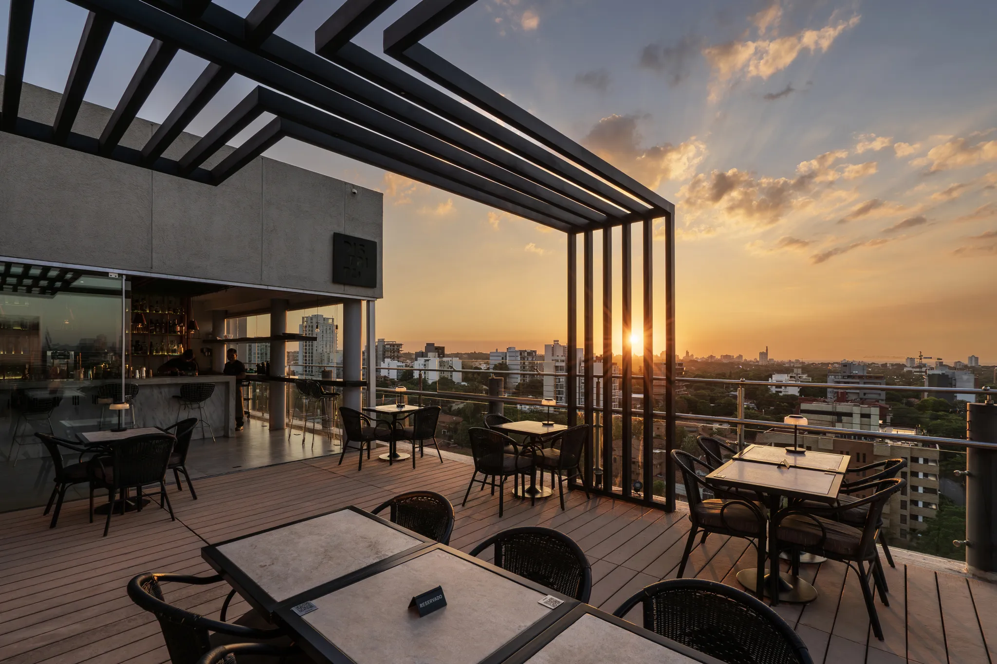 Terraza del bar Distrito al atardecer
