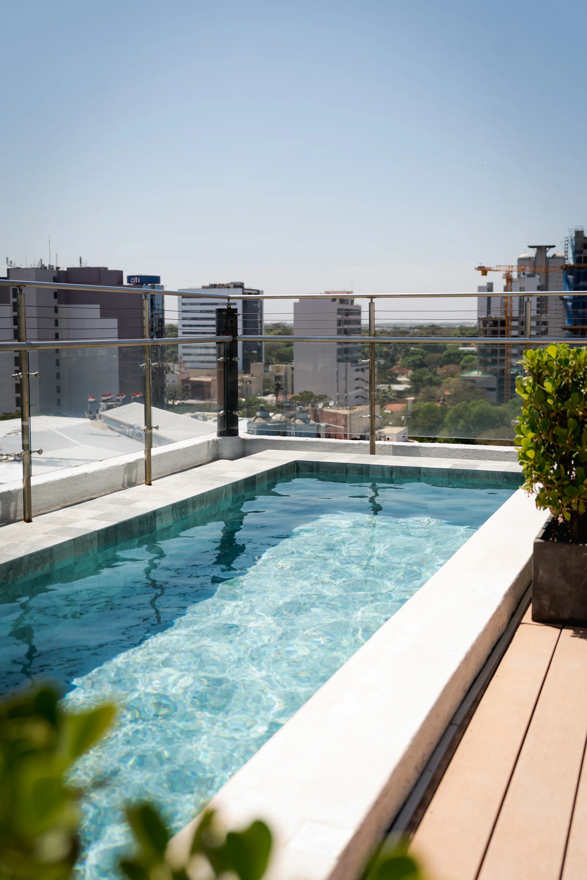 Piscina en la terraza del hotel