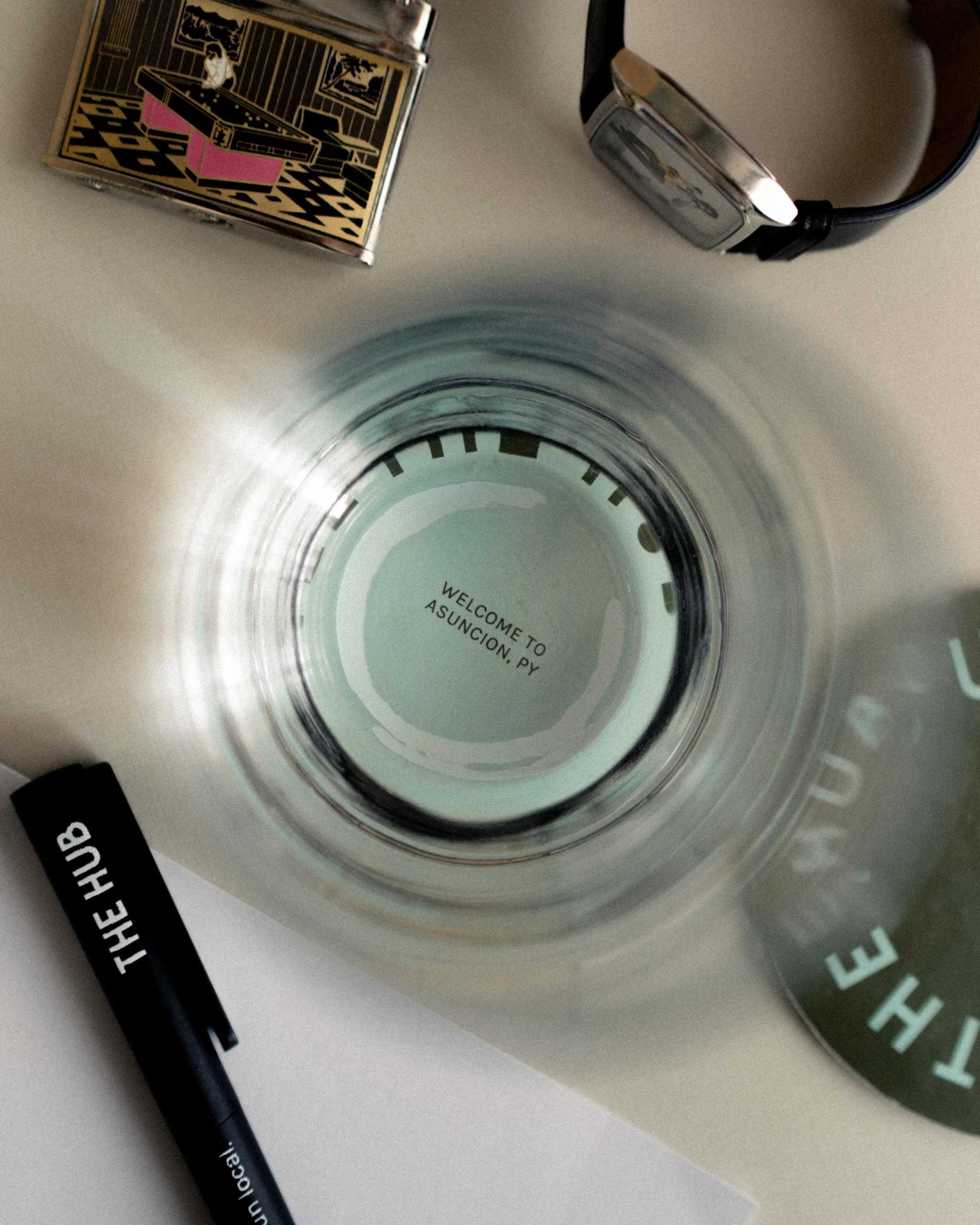 Detalles de bienvenida: vaso, lapicera y libreta de The Hub